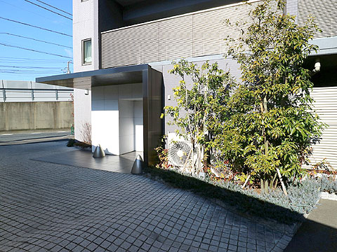 現地外観写真 都会的なクールさを持つエントランス外観