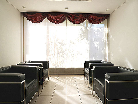 ロビー ソファーセットを配置したエントランスホール