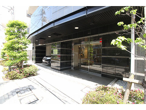 エントランス　スタイリッシュで奥行きがある重厚感な空間のエン