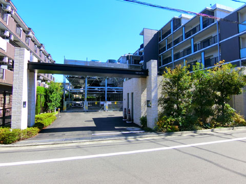 現地外観写真　マンション駐車場・バイク出入口