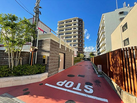 現地外観写真 駐車場入り口