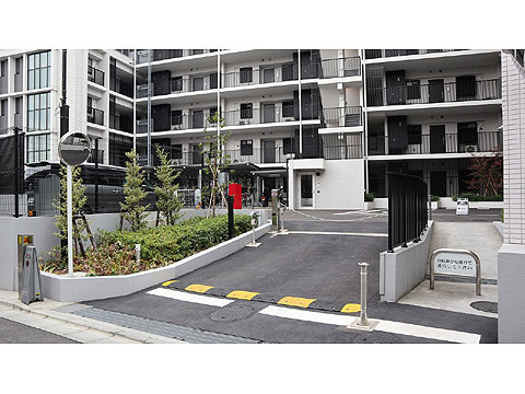 駐車場　駐車場入口