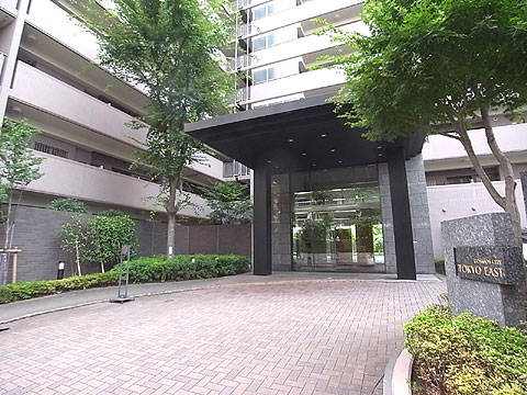 エントランス タイルを敷き詰めた車寄せのあるエントランスアプ