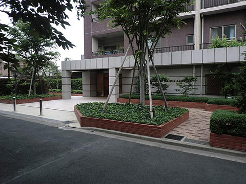 エントランス アプローチ前にはベンチや空地もあります