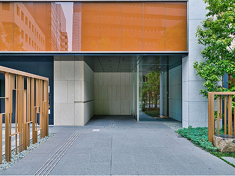 エントランス　エントランスウォール（フェンス）により、デザイ