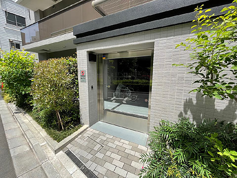 現地外観写真　駐輪場入口