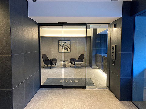 エントランス 大判タイルをシームレスに配置し、外部とつながり