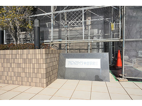 現地外観写真 玄関までのアプローチ