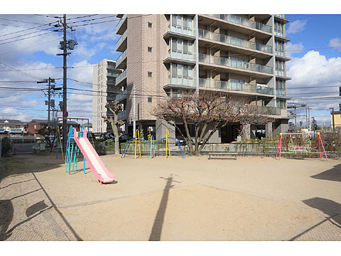 現地外観写真 老松町遊園からのマンション