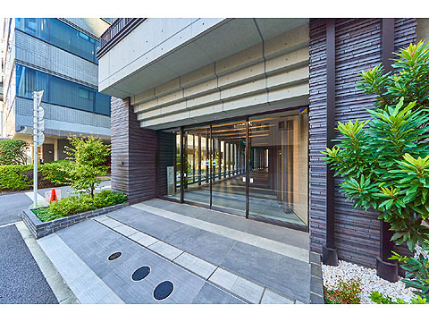 エントランス 植栽に囲まれたエントランス