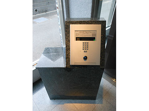 その他共用部　オートロックが付いています。