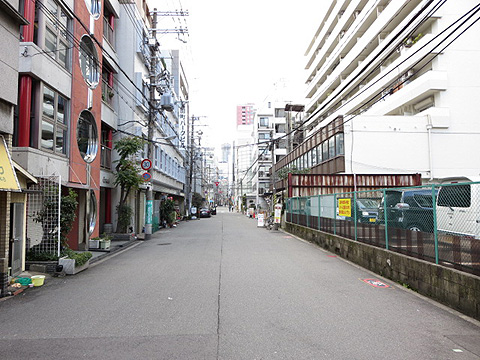 現地土地写真 前面道路は一方通行で静かです