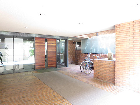 エントランス　エントランスは広く綺麗です