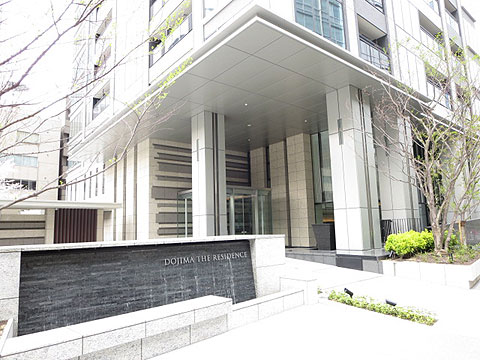 エントランス 大きなケヤキがそびえるロータリー