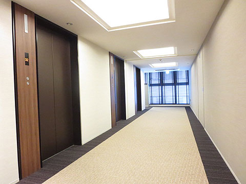 ロビー 3基のエレベーターが利用できます