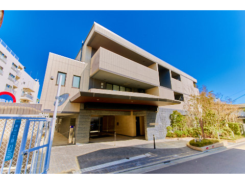 現地外観写真　側道からの外観