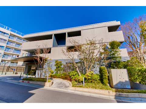 現地外観写真　エントランス前写真