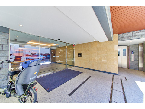 現地外観写真　エントランス前１