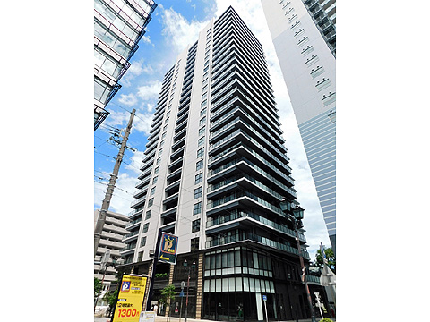 現地外観写真　日中の建物外観（西側）