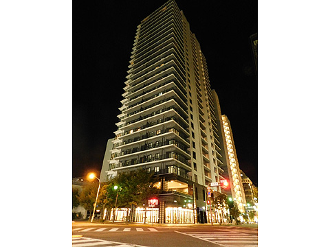 現地外観写真　夜間の建物外観（北側）