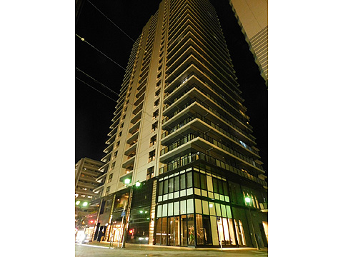 現地外観写真　夜間の建物外観（西側）