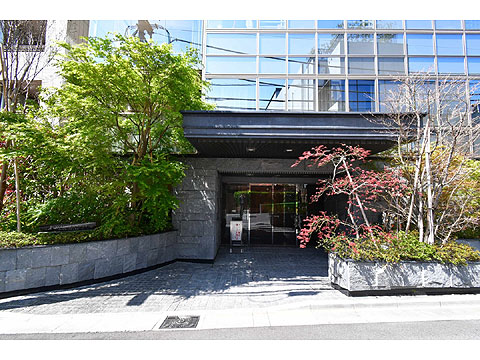 エントランス　アプローチに黒御影石を配し、モノトーン調のカラ