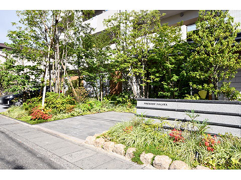 エントランス 四季の自然に包まれたエントランスアプローチ