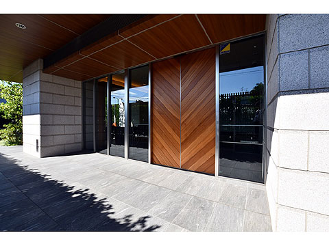 エントランス 道路から一歩奥に入った場所にエントランスを設け