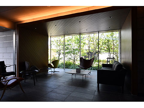 ロビー 優しい四季の自然を感じられるラウンジスペース