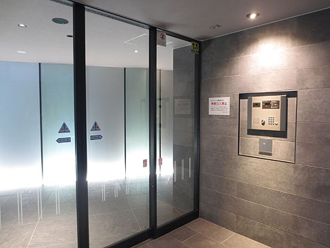 エントランス　オートロックセキュリティ付きです