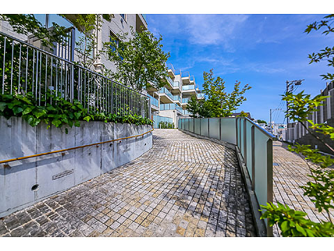 その他共用部 石畳のエントランスアプローチ