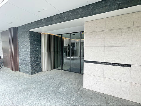 エントランス 石目調のタイルが映えるエントランス