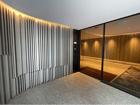 エントランス 不審者や勧誘員などが建物内に立ち入るのを防いで