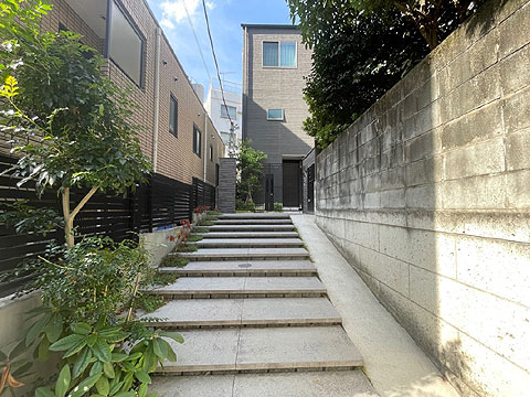 現地外観写真 エントランスアプローチ