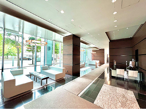 ロビー　１階には開放感のあるロビー有