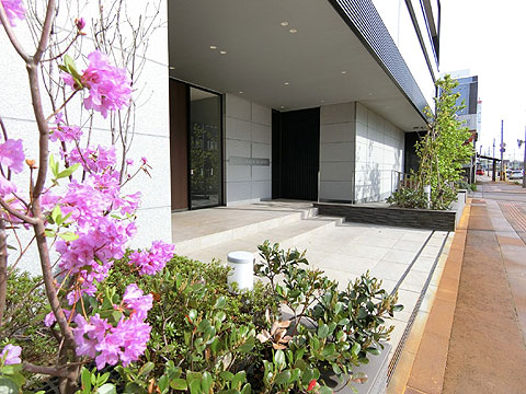 エントランス　花や緑が街並みと調和したエントランス