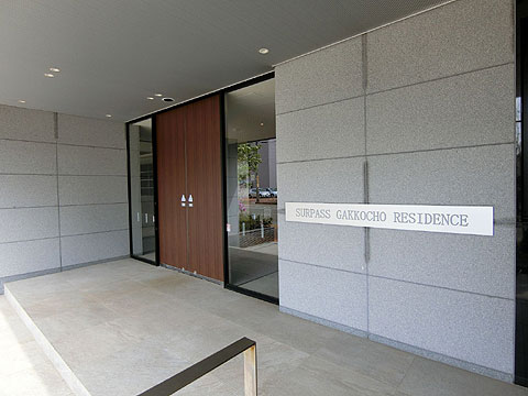 エントランス　スタイリッシュな銘板が来訪者や住民を出迎えます