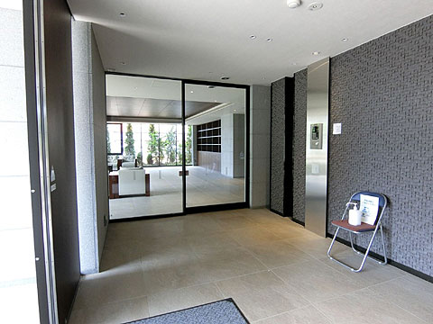 エントランス　安心のテレビカメラ付きオートロック