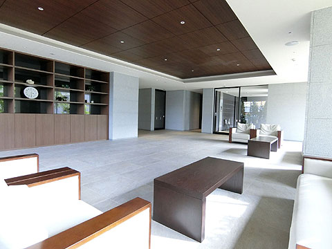 ロビー　待ち合わせや歓談など憩いのスペースとなるロビー