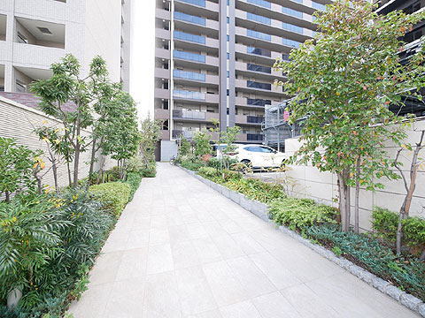 現地外観写真　メインエントランス側通路