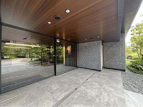 エントランス　広場ゲート側エントランス