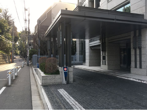 現地外観写真　エントランス前前面道路