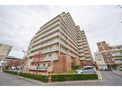 現地外観写真 アースカラーのタイルをあしらえた建物外観