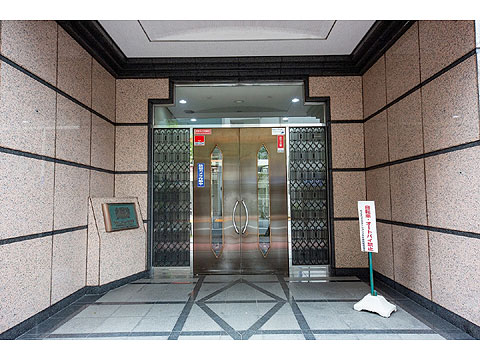 エントランス タイルと石を使ったエントランス