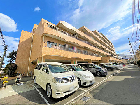 現地外観写真 ①外観駐車場側