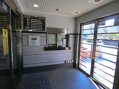 ロビー 風除室。オートロックで安心のセキュリティ