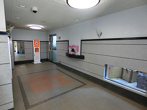 ロビー エントランスホールにはAED設置