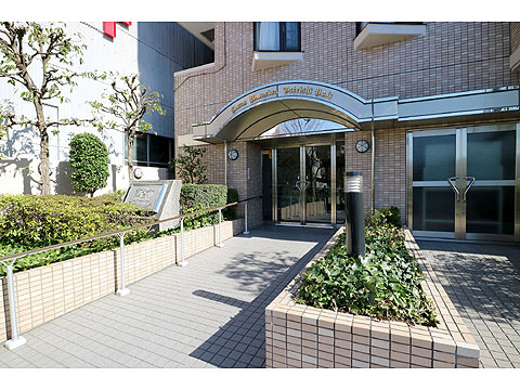 現地外観写真 ゆとりあるエントランスアプローチ