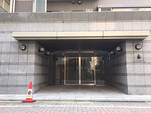 エントランス　シンプルで重厚感あるエントランスデザイン