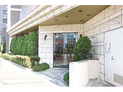 エントランス 大理石の壁面、天然石張りのアプローチ